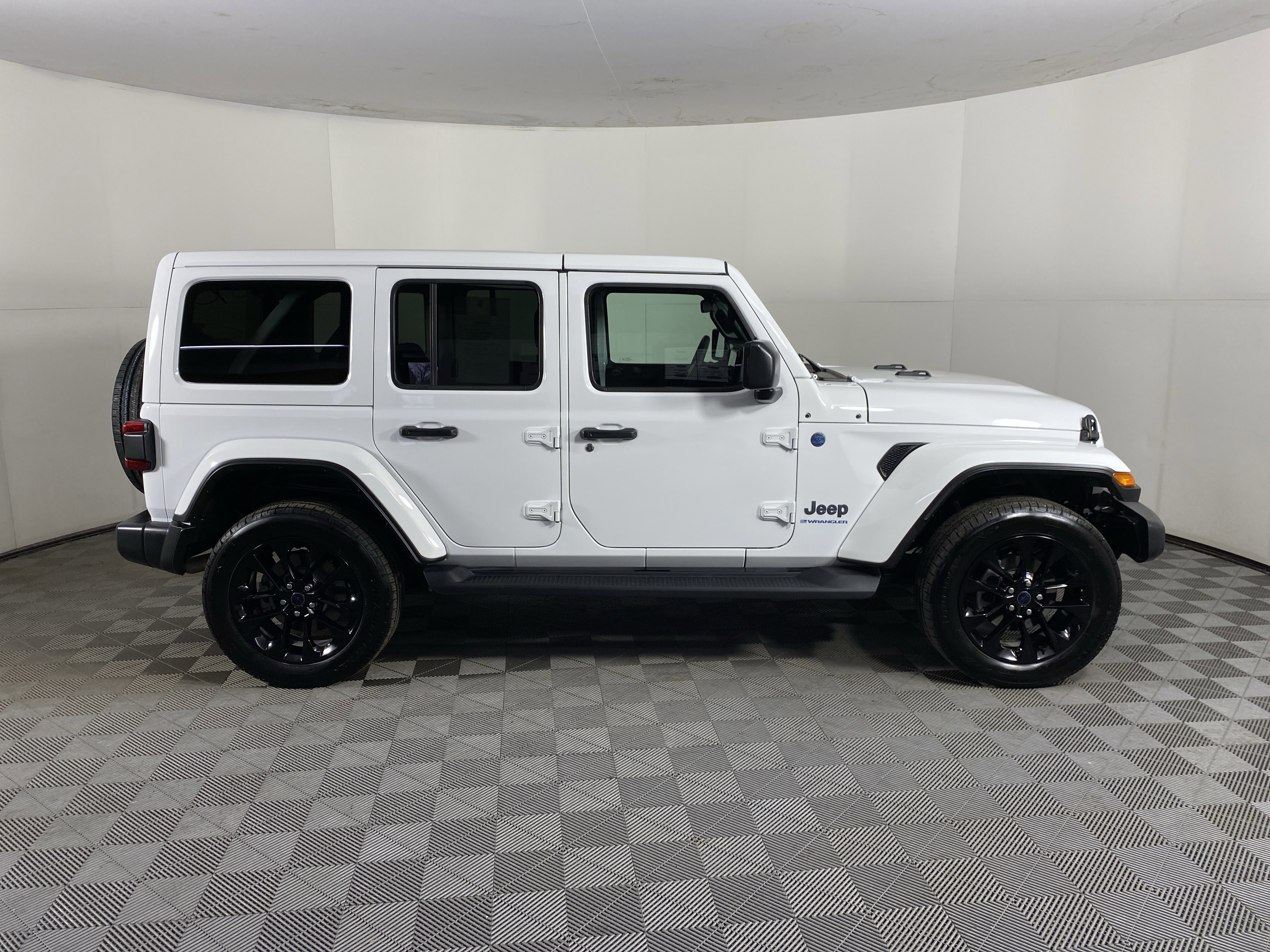 Used 2025 Jeep Wrangler Sahara AWD/4WD image 6