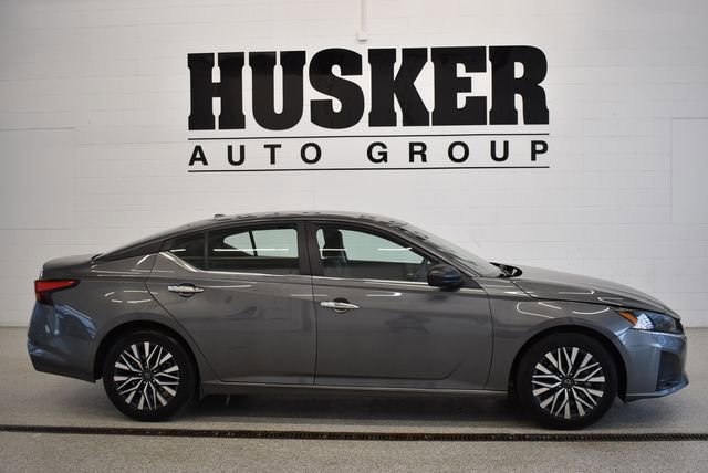 Used 2025 Nissan Altima 2.5 SV image 2