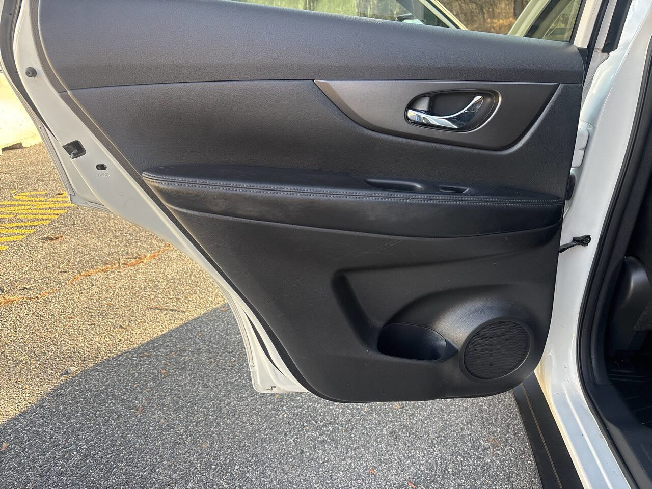 Used 2015 Nissan Rogue SV w/ SV Moonroof Package image 20