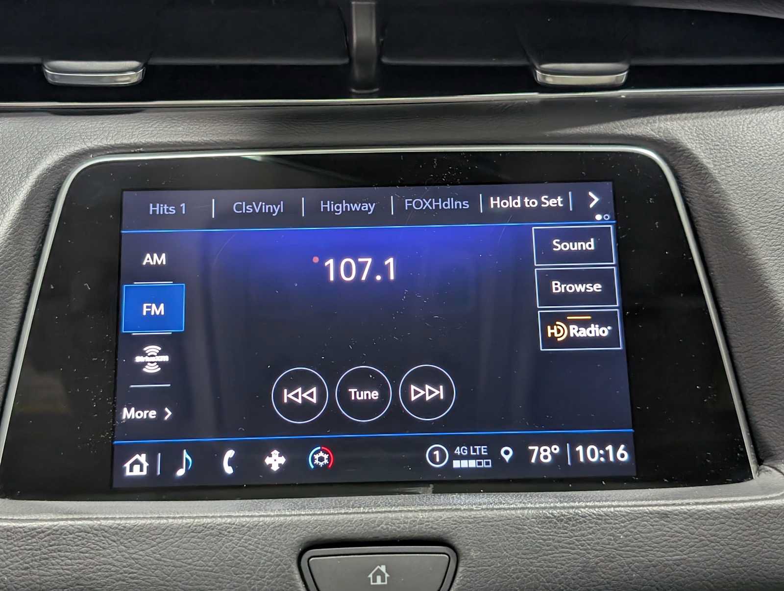 Used 2023 Cadillac XT4 Luxury w/ Cold Weather Package AWD/4WD image 24