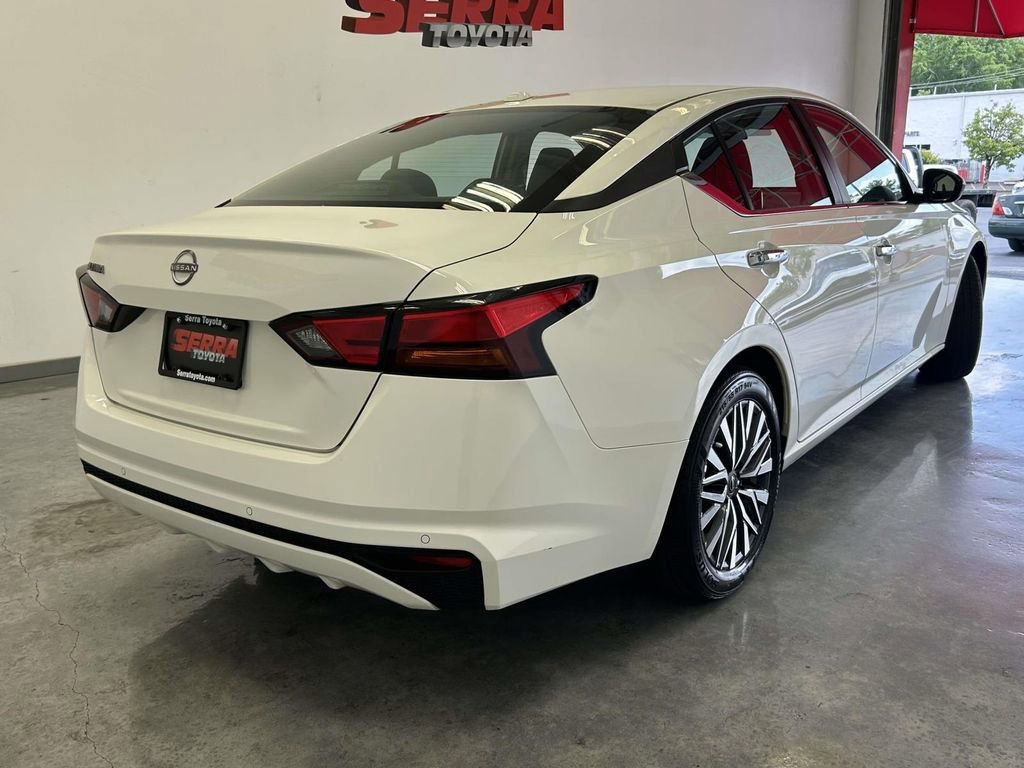 Used 2025 Nissan Altima 2.5 SV FWD image 3