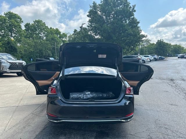Certified 2023 Lexus ES 250 w/ Premium Package AWD/4WD image 13