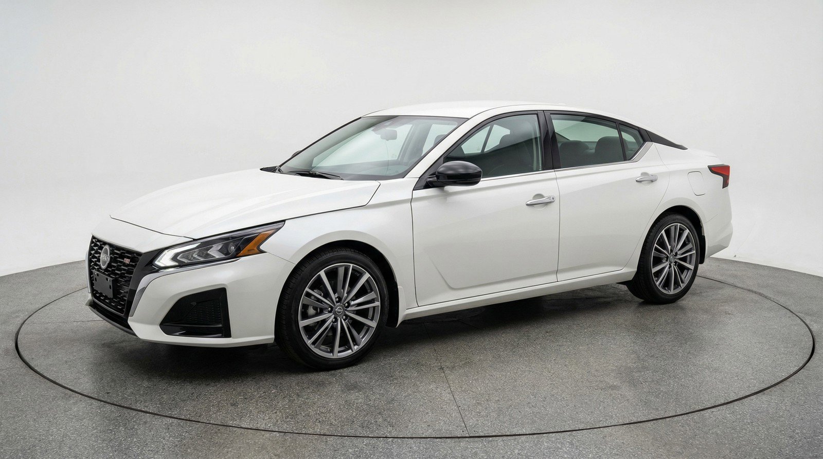Used 2025 Nissan Altima 2.5 SV FWD image 3