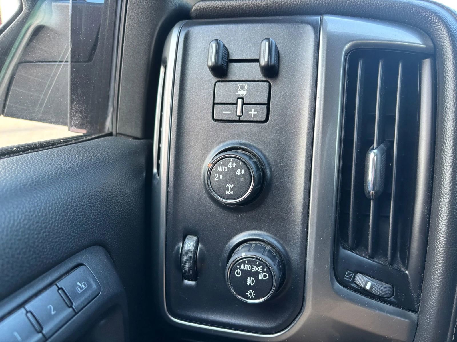 Used 2016 Chevrolet Silverado 1500 LTZ AWD/4WD image 25