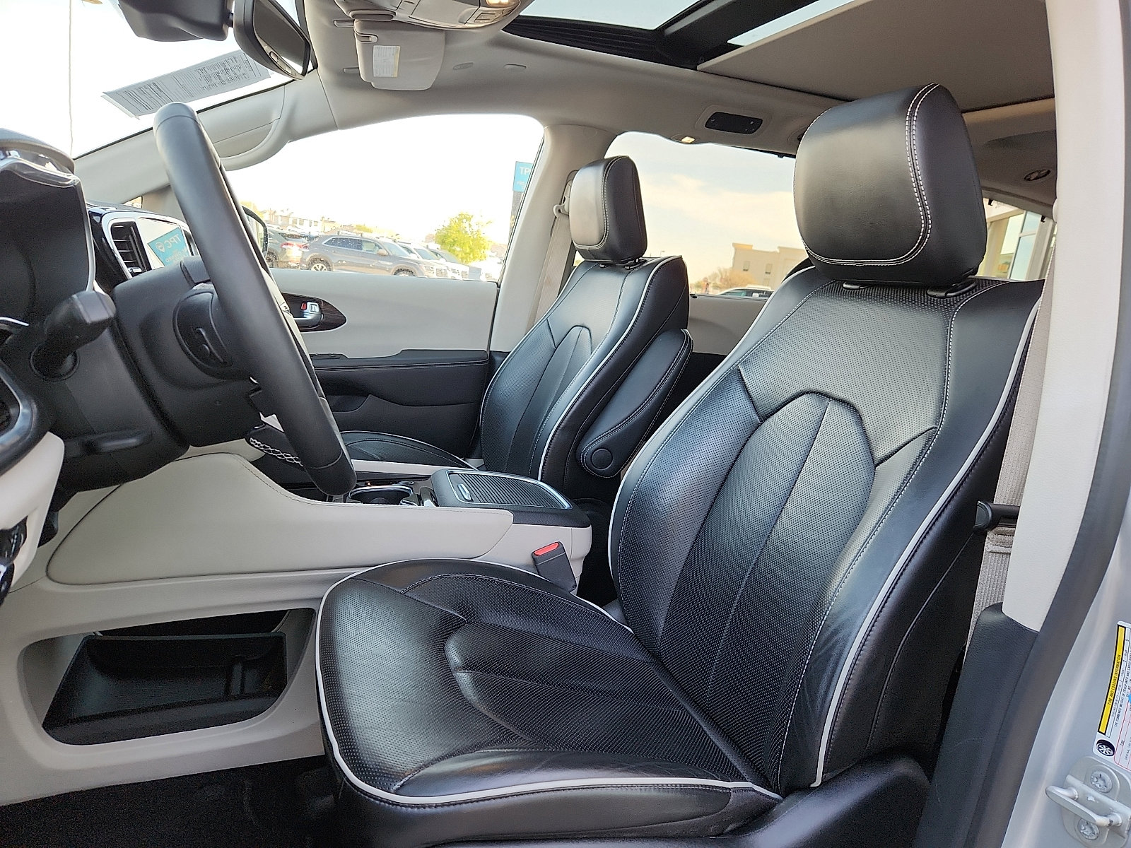 Used 2024 Chrysler Pacifica Limited FWD image 13