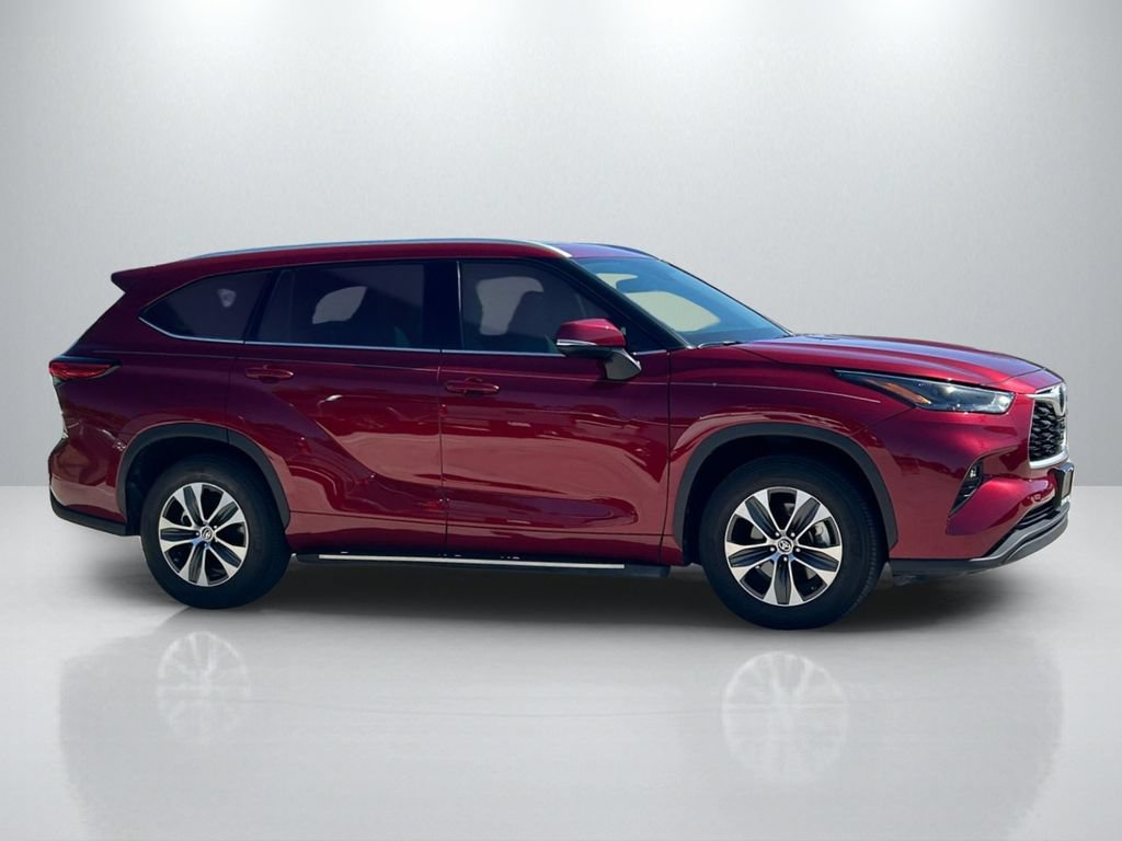 Used 2022 Toyota Highlander XLE FWD image 4
