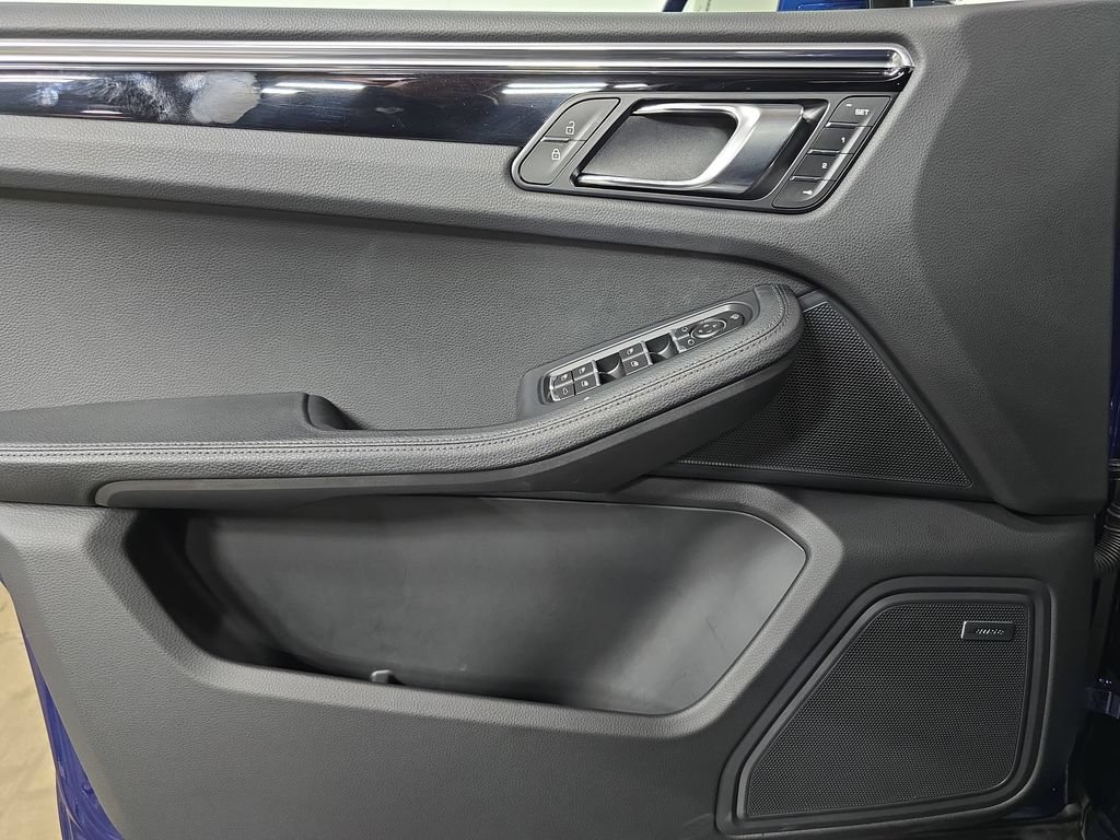 Certified 2025 Porsche Macan AWD/4WD image 22