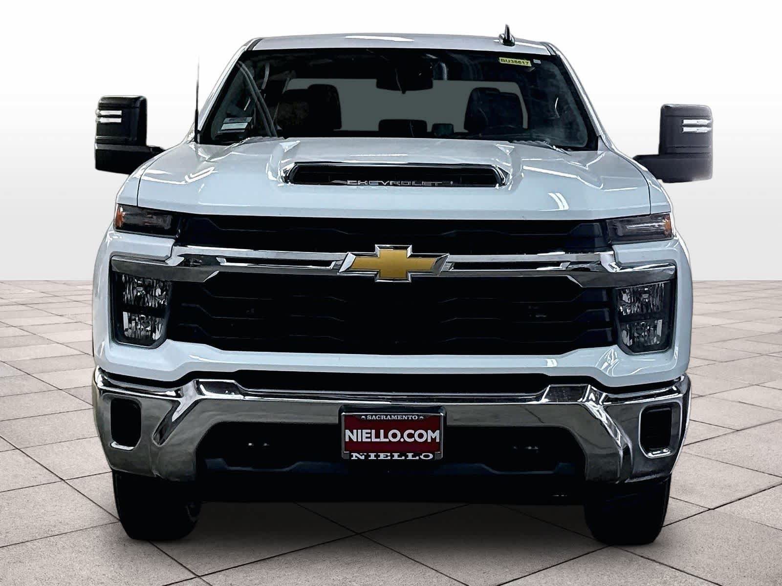Used 2024 Chevrolet Silverado 2500 LT AWD/4WD image 3