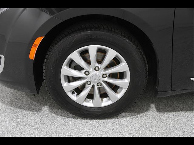 Used 2017 Chrysler Pacifica Touring-L FWD image 24