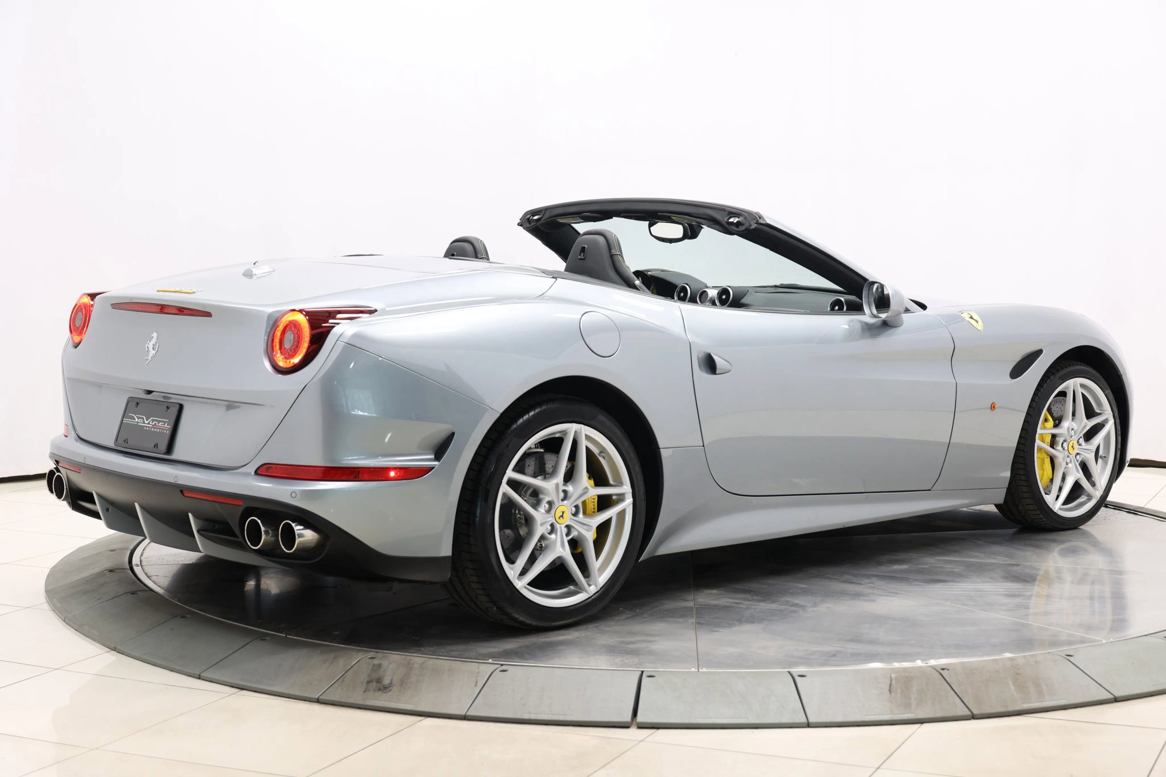 Used 2015 Ferrari California T image 5