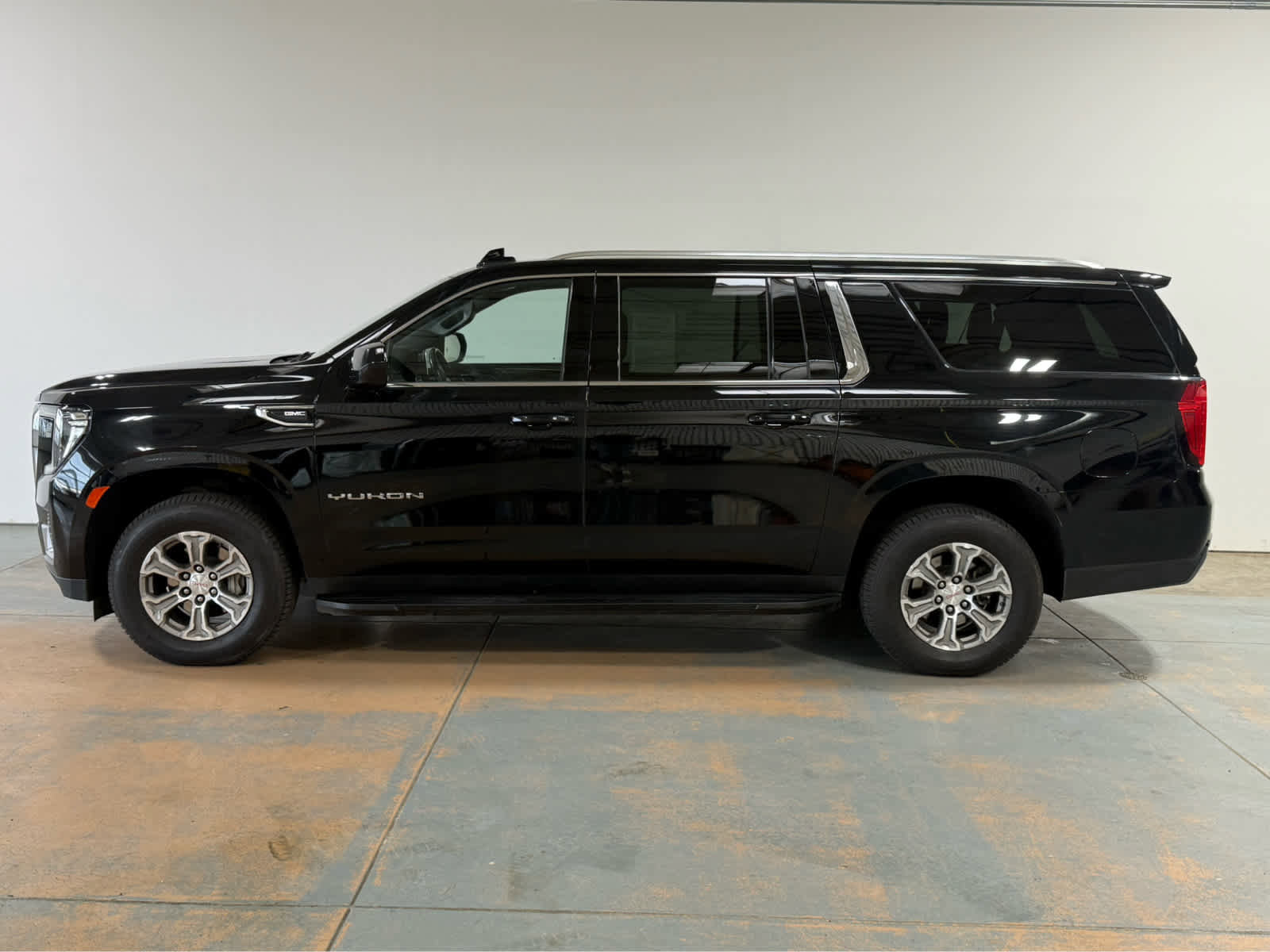 Certified 2024 GMC Yukon XL SLE w/ Max Trailering Package AWD/4WD image 2