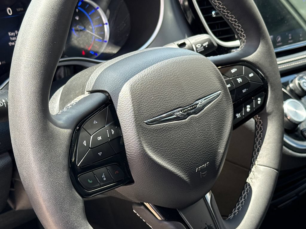 Used 2024 Chrysler Pacifica Limited FWD image 21