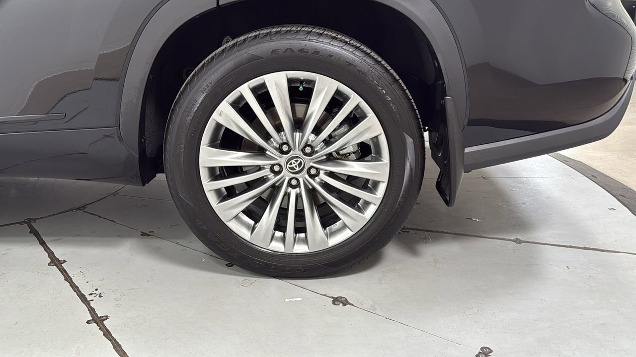 Certified 2026 Toyota Highlander Platinum image 24