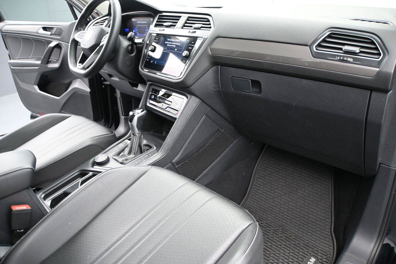 Used 2022 Volkswagen Tiguan SE w/ Panoramic Sunroof Package AWD/4WD image 16