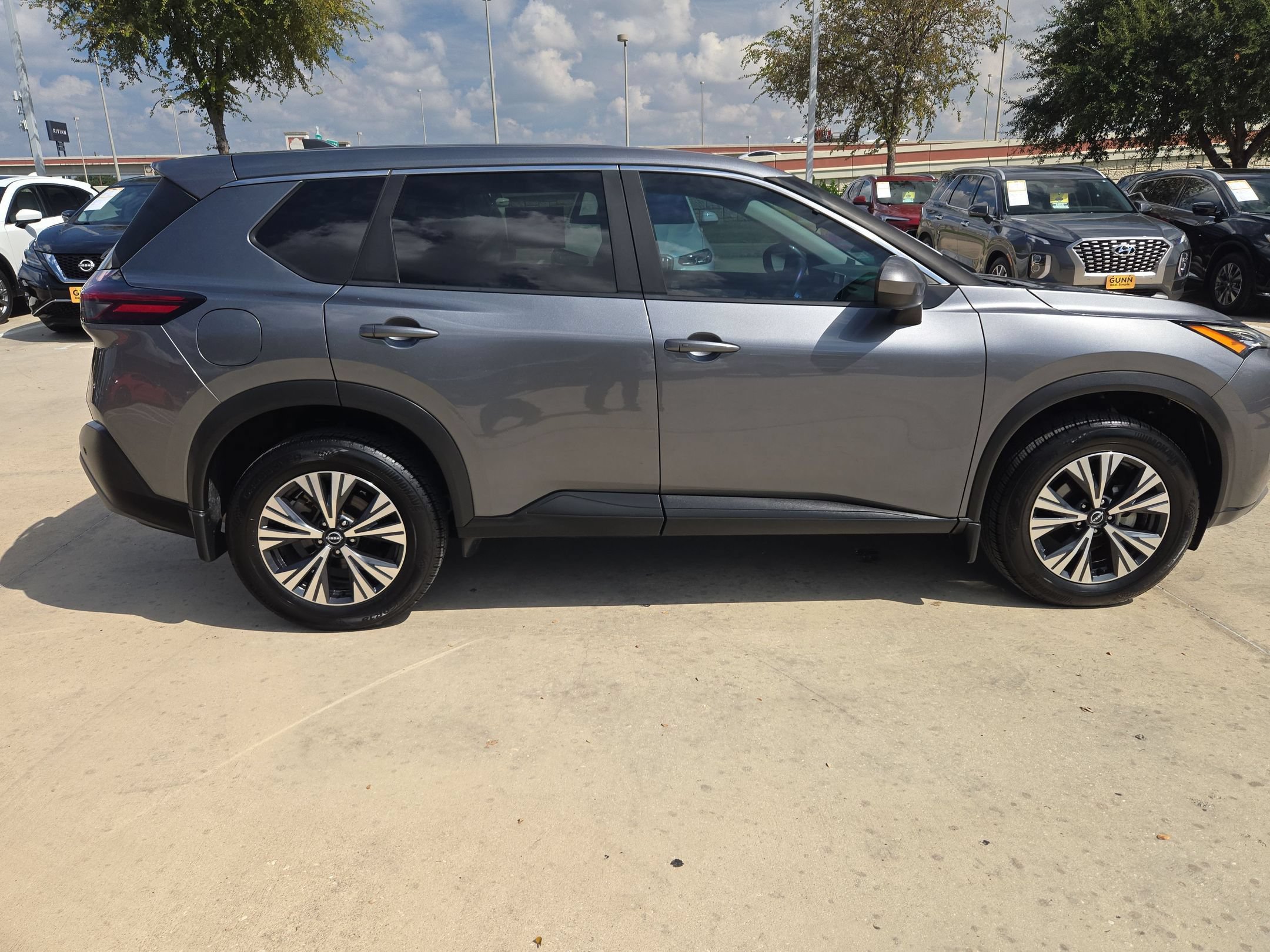 Used 2023 Nissan Rogue SV FWD image 2