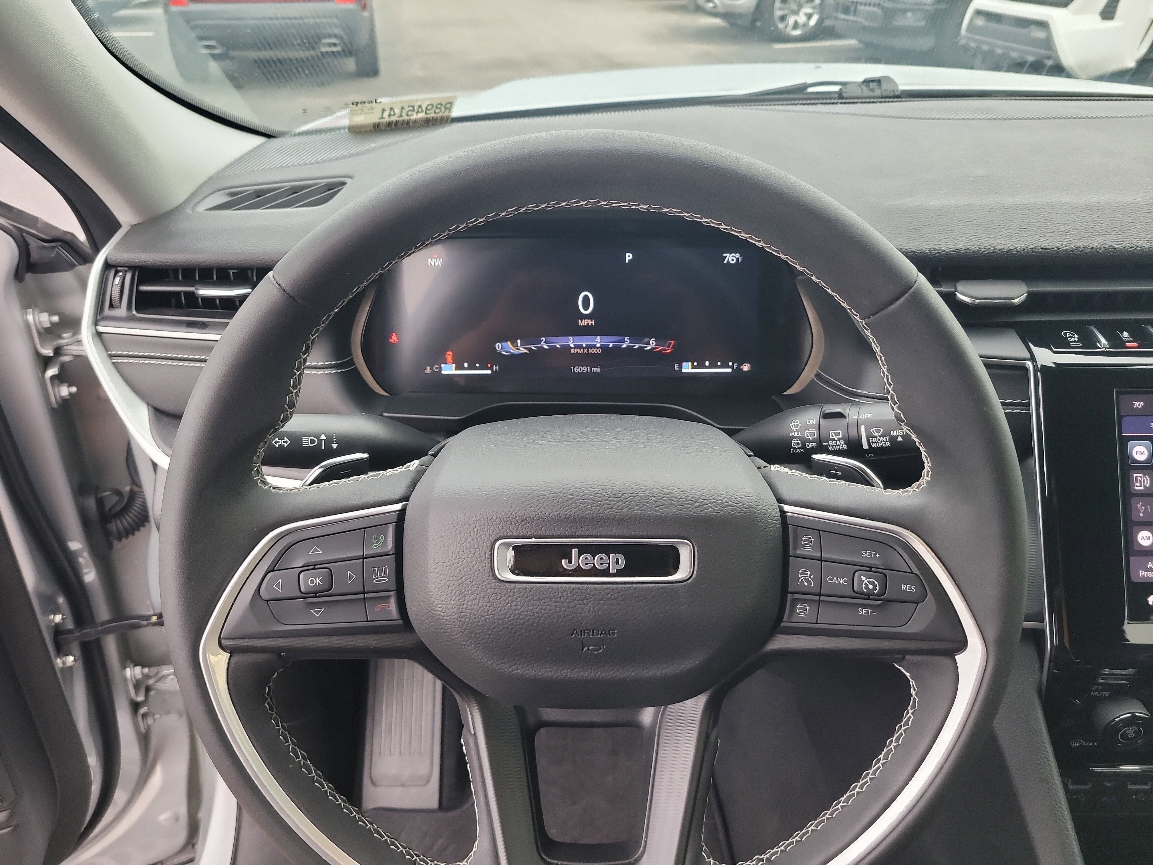 Used 2024 Jeep Grand Cherokee Laredo image 25