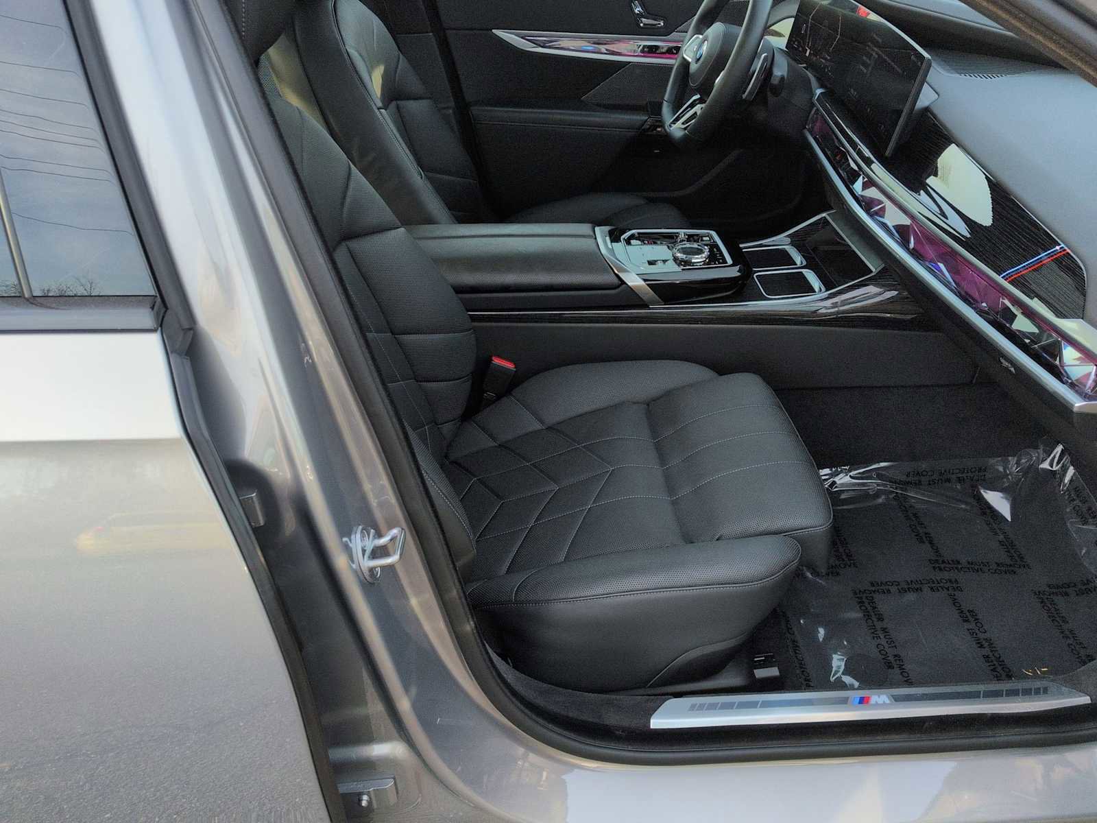 Used 2023 BMW 740i image 24
