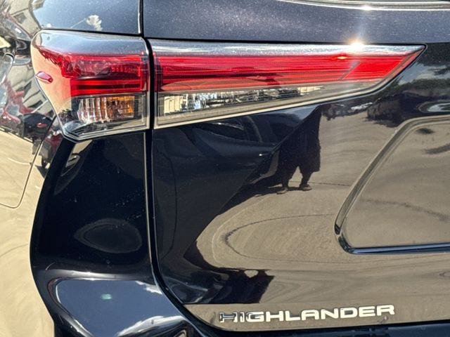 Used 2021 Toyota Highlander Limited FWD image 6