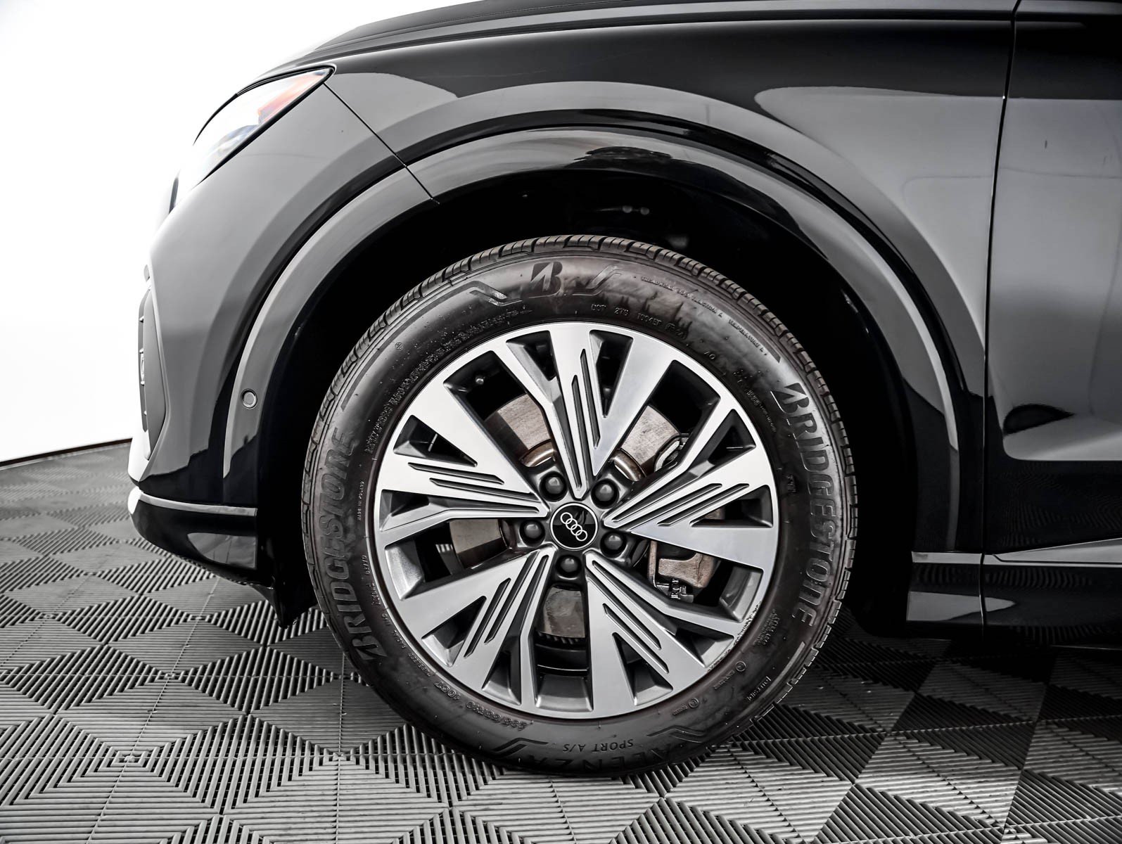 Used 2023 Audi Q4 e-tron Premium Plus RWD image 3