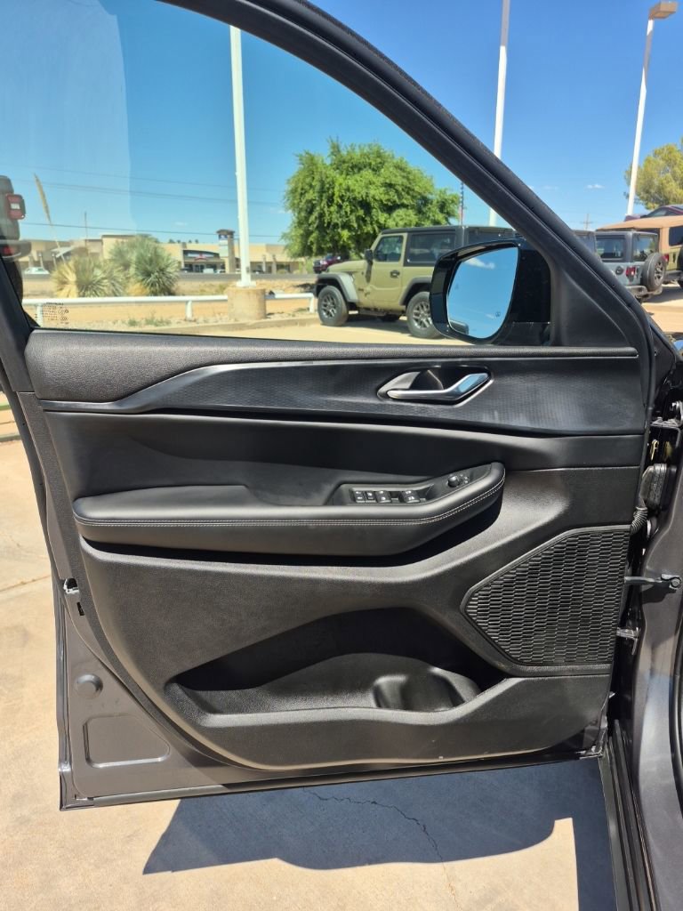 Used 2025 Jeep Grand Cherokee Altitude image 13