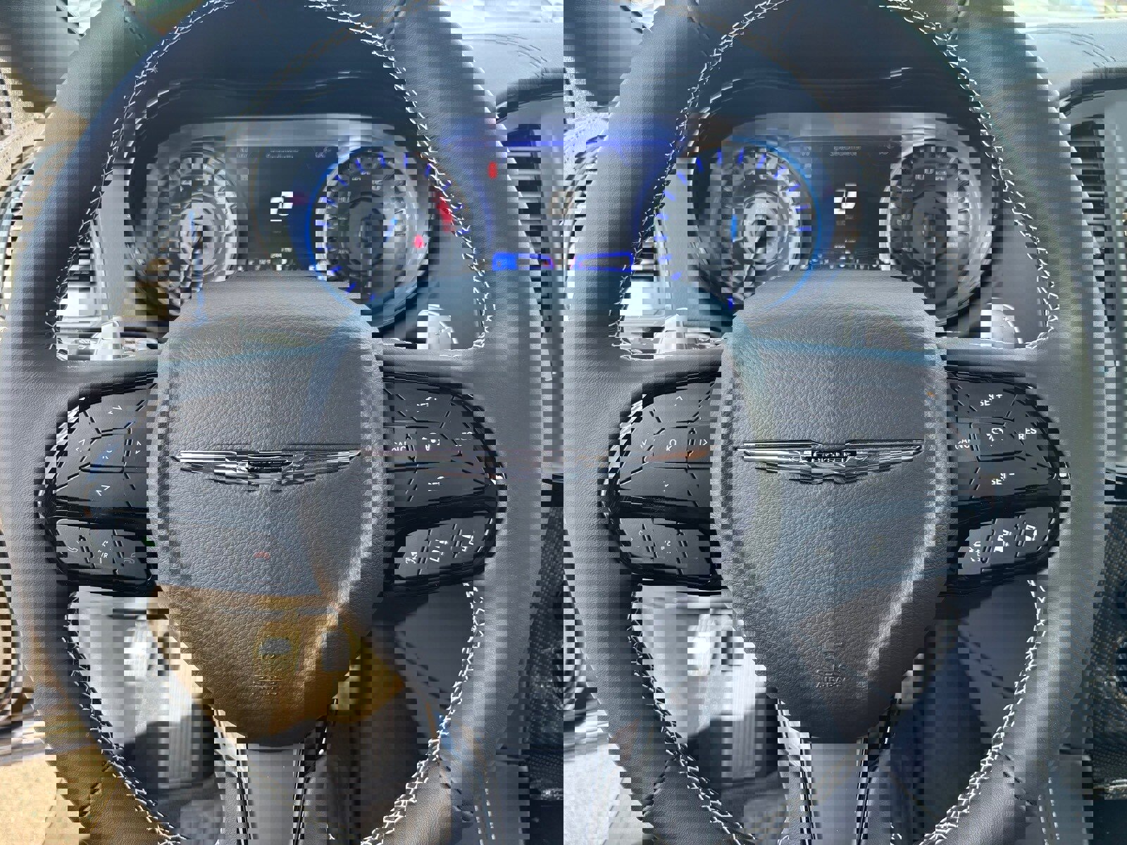 Used 2023 Chrysler 300 C image 30