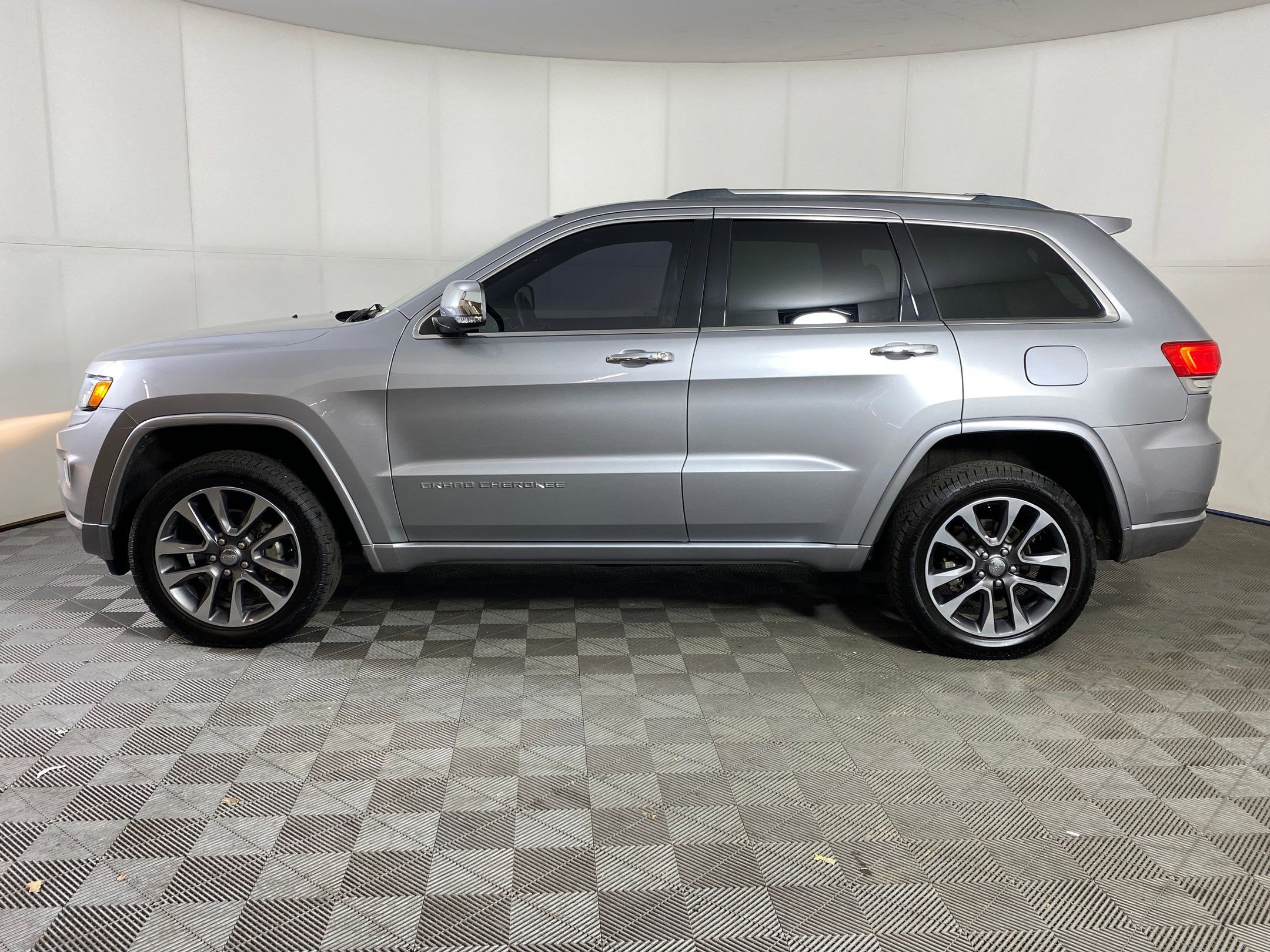 Used 2015 Jeep Grand Cherokee Overland video 2