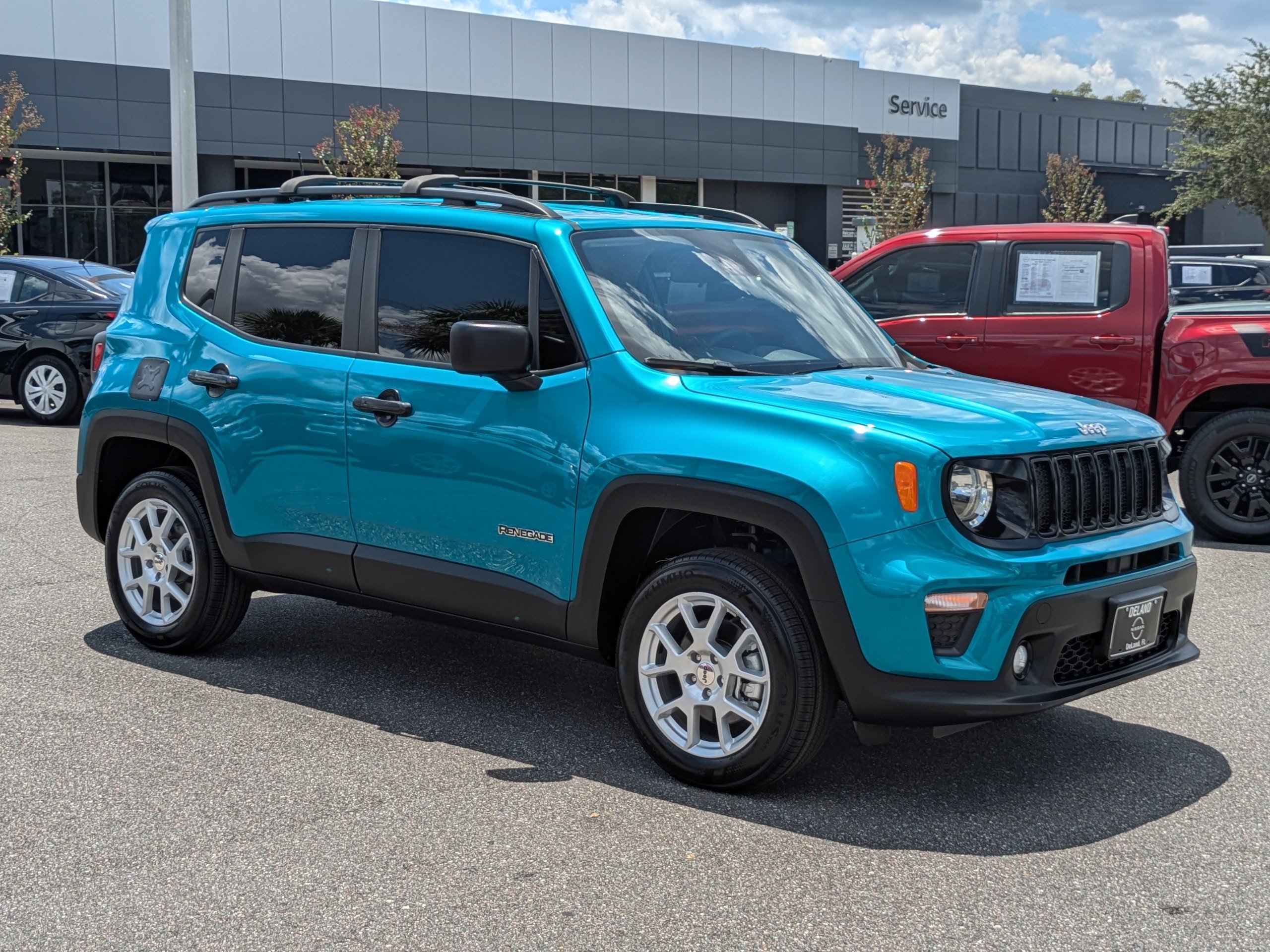 Used 2022 Jeep Renegade Latitude AWD/4WD image 2