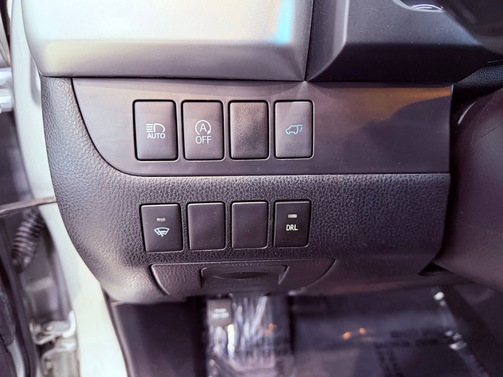 Used 2018 Toyota Highlander Plus FWD image 19