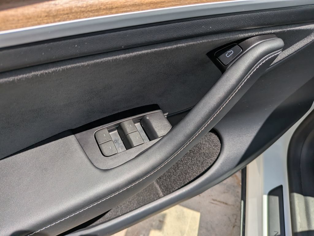 Used 2024 Tesla Model Y Long Range AWD/4WD image 21