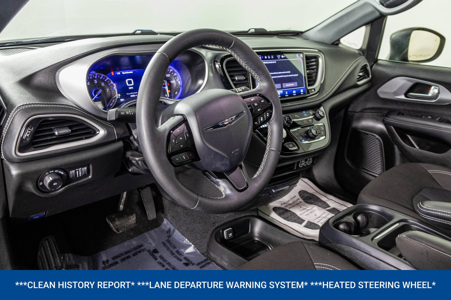 Used 2023 Chrysler Pacifica Touring FWD image 4
