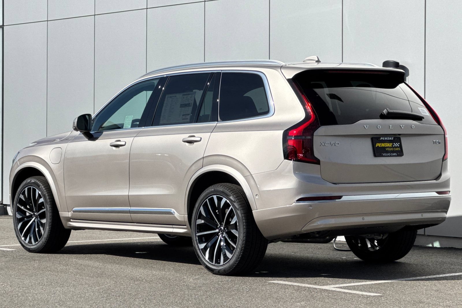 Used 2026 Volvo XC90 T8 Plus w/ Protection Package Premier AWD/4WD image 3