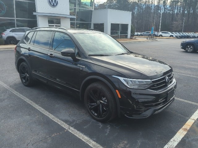 Certified 2024 Volkswagen Tiguan SE R-Line image 2