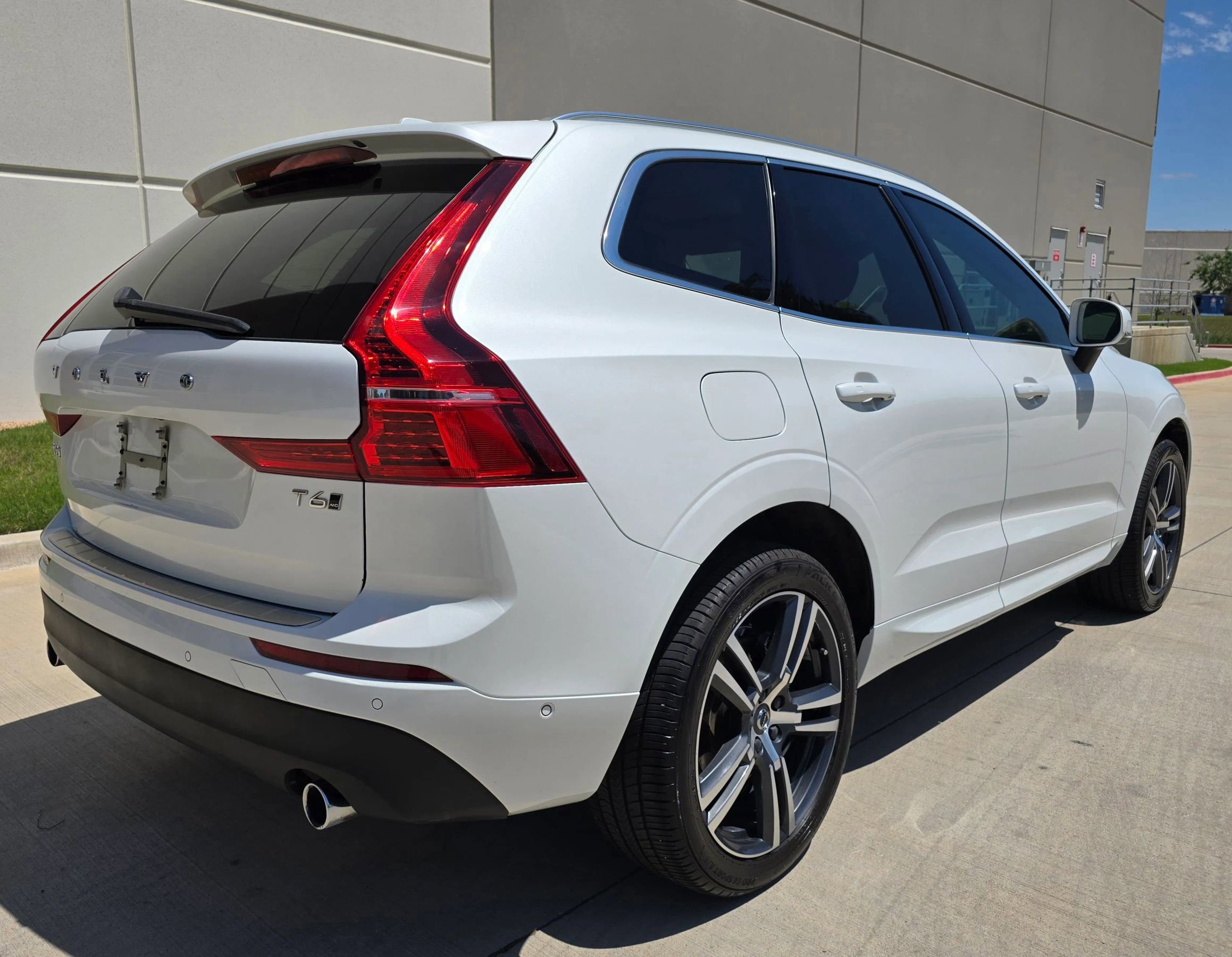 Used 2018 Volvo XC60 T6 Momentum w/ Vision Package AWD/4WD image 8