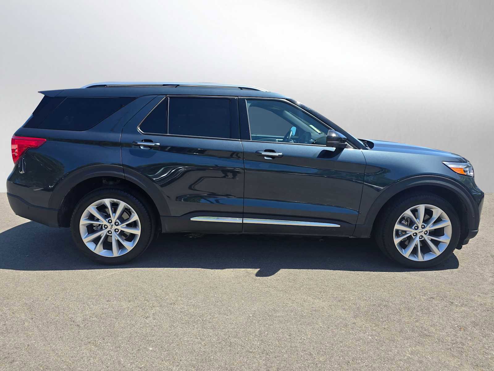 Used 2023 Ford Explorer Platinum w/ Premium Technology Package AWD/4WD image 2