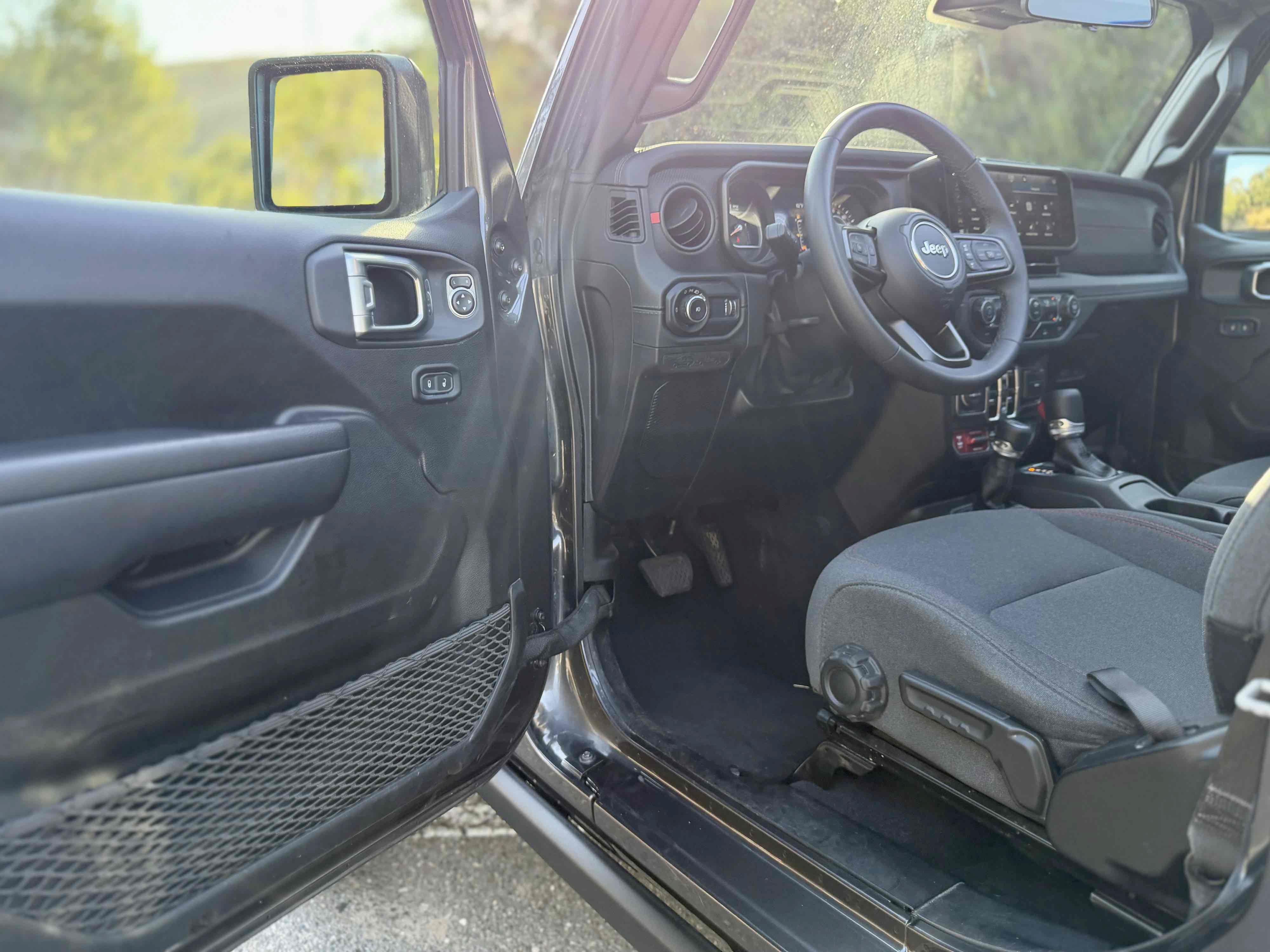 Used 2025 Jeep Wrangler Unlimited Rubicon AWD/4WD image 27