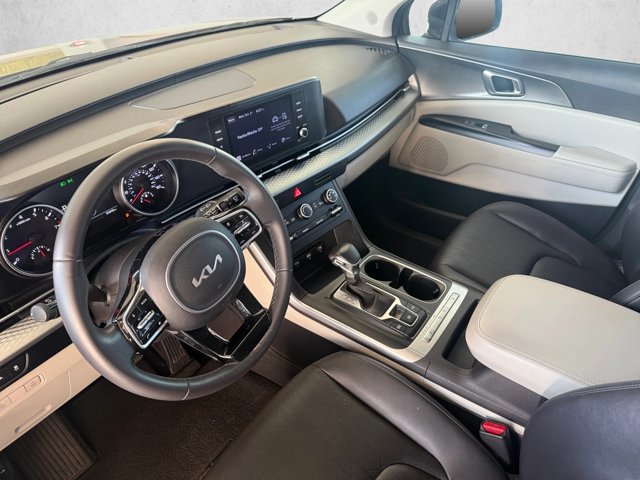 Used 2024 Kia Carnival LX FWD image 8