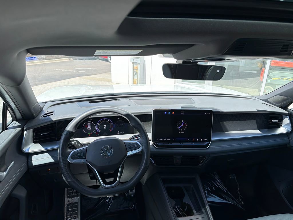 Certified 2025 Volkswagen Tiguan SE R-Line AWD/4WD image 14