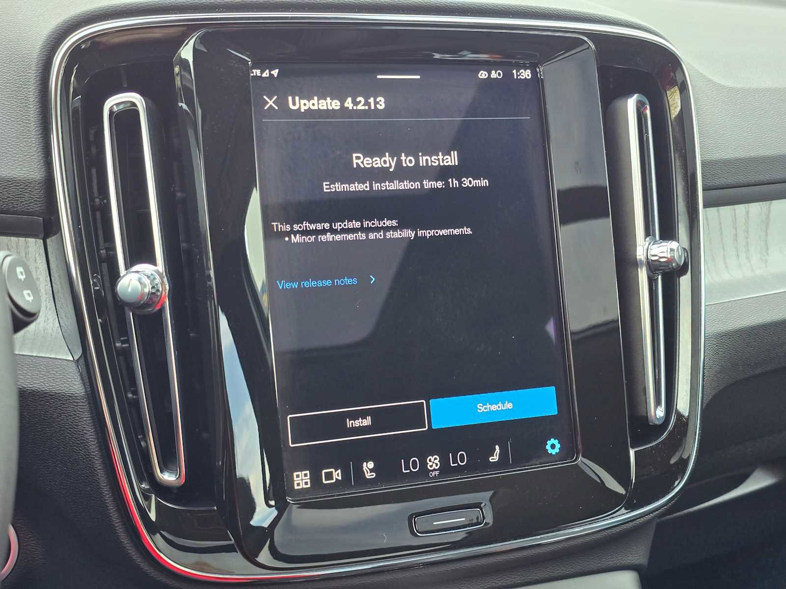 Certified 2025 Volvo XC40 B5 Plus image 27