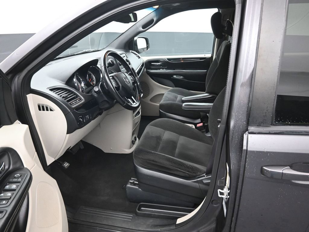 Used 2016 Dodge Grand Caravan SE image 9