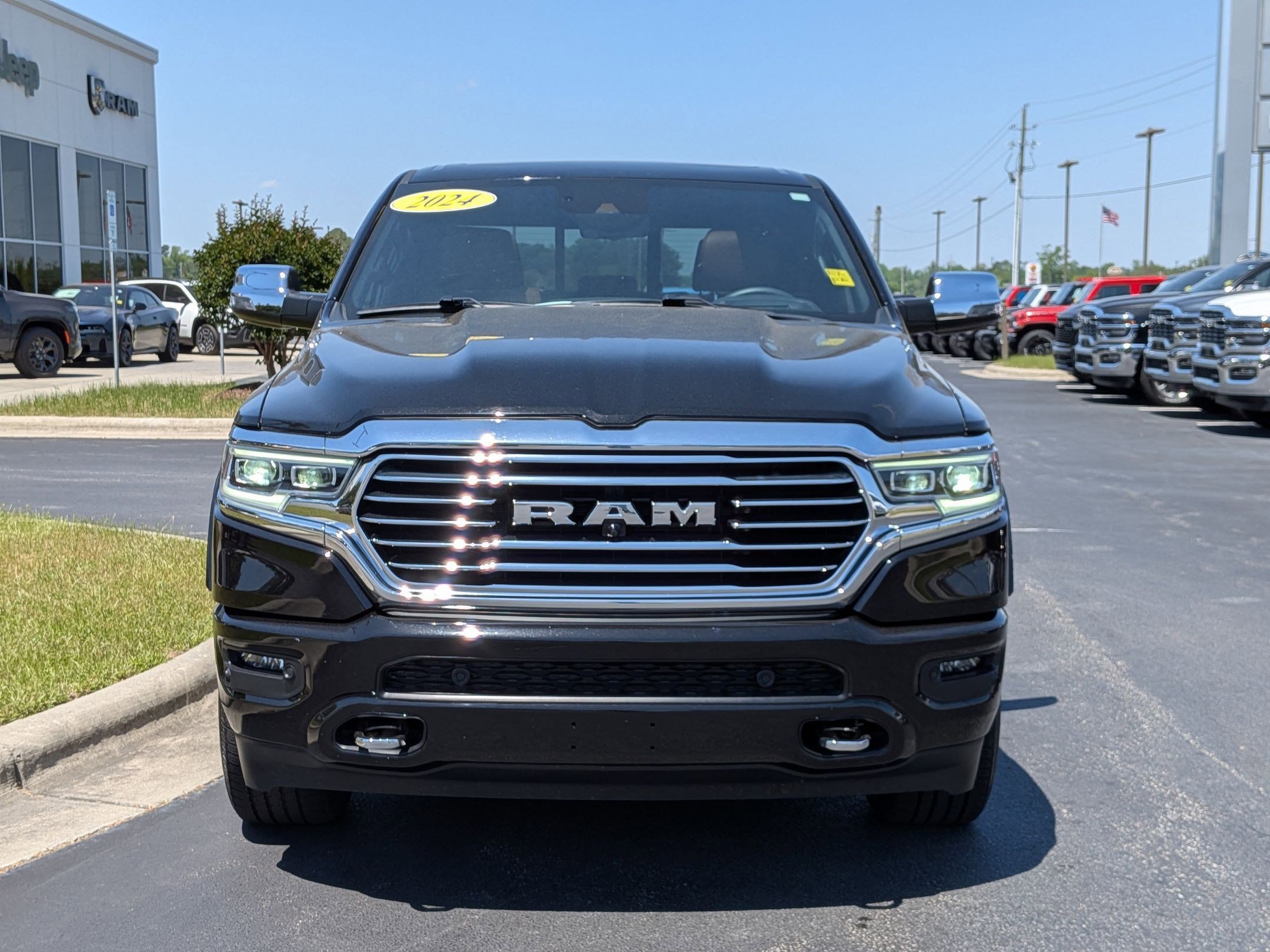 Used 2024 RAM 1500 Limited AWD/4WD image 2