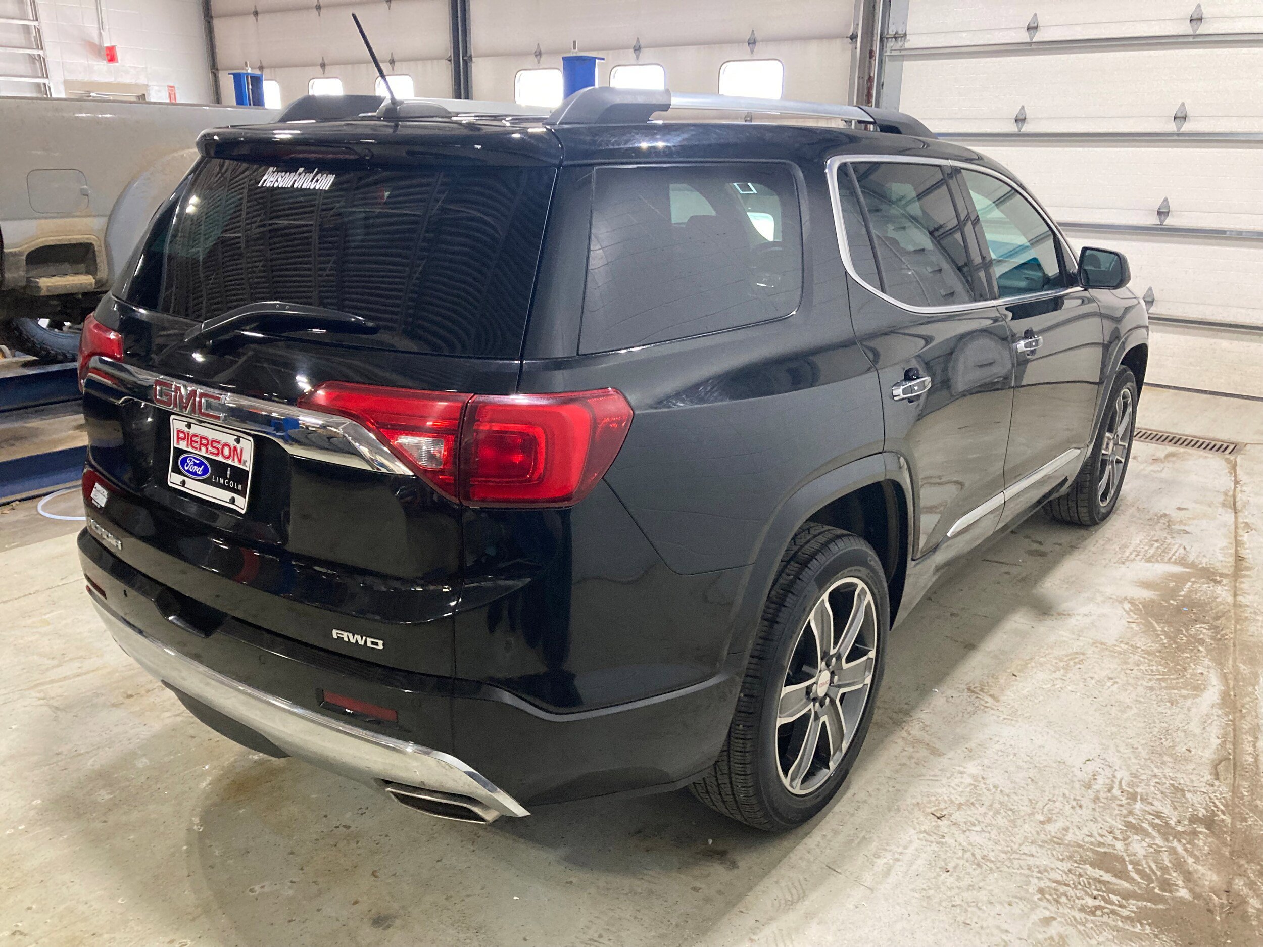 Used 2017 GMC Acadia Denali AWD/4WD image 14