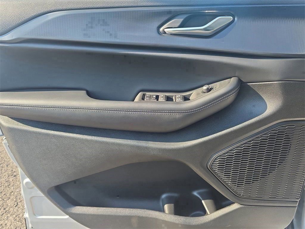 New 2025 Jeep Grand Cherokee L Altitude image 12