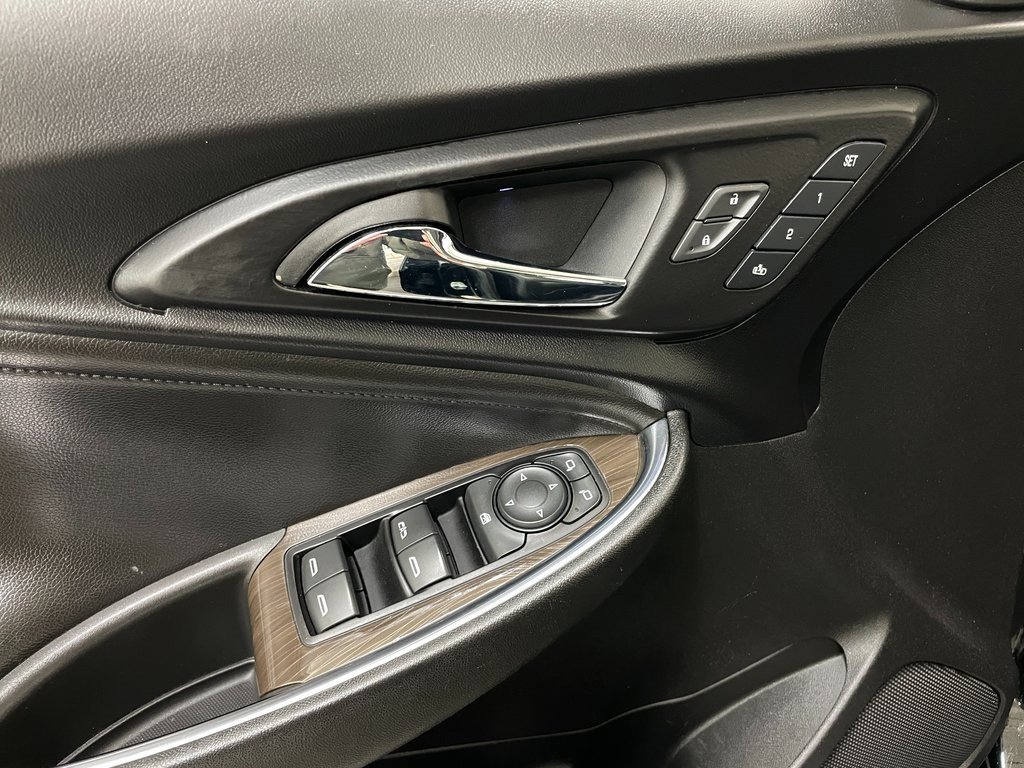 Certified 2018 Chevrolet Malibu Premier w/ Premier Sun and Wheel Package image 25