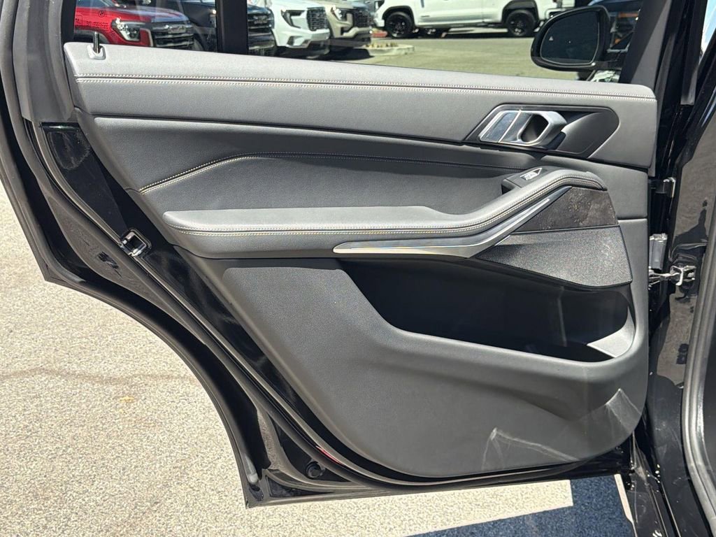 Used 2025 BMW X7 xDrive40i w/ Climate Comfort Package image 25