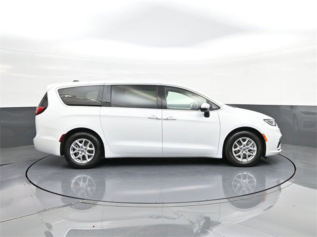 Used 2023 Chrysler Pacifica Touring-L image 26