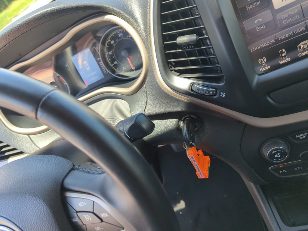 Used 2017 Jeep Cherokee Latitude FWD image 24