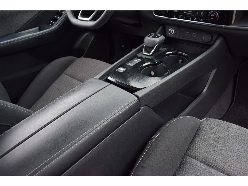 Used 2023 Nissan Rogue SV image 16