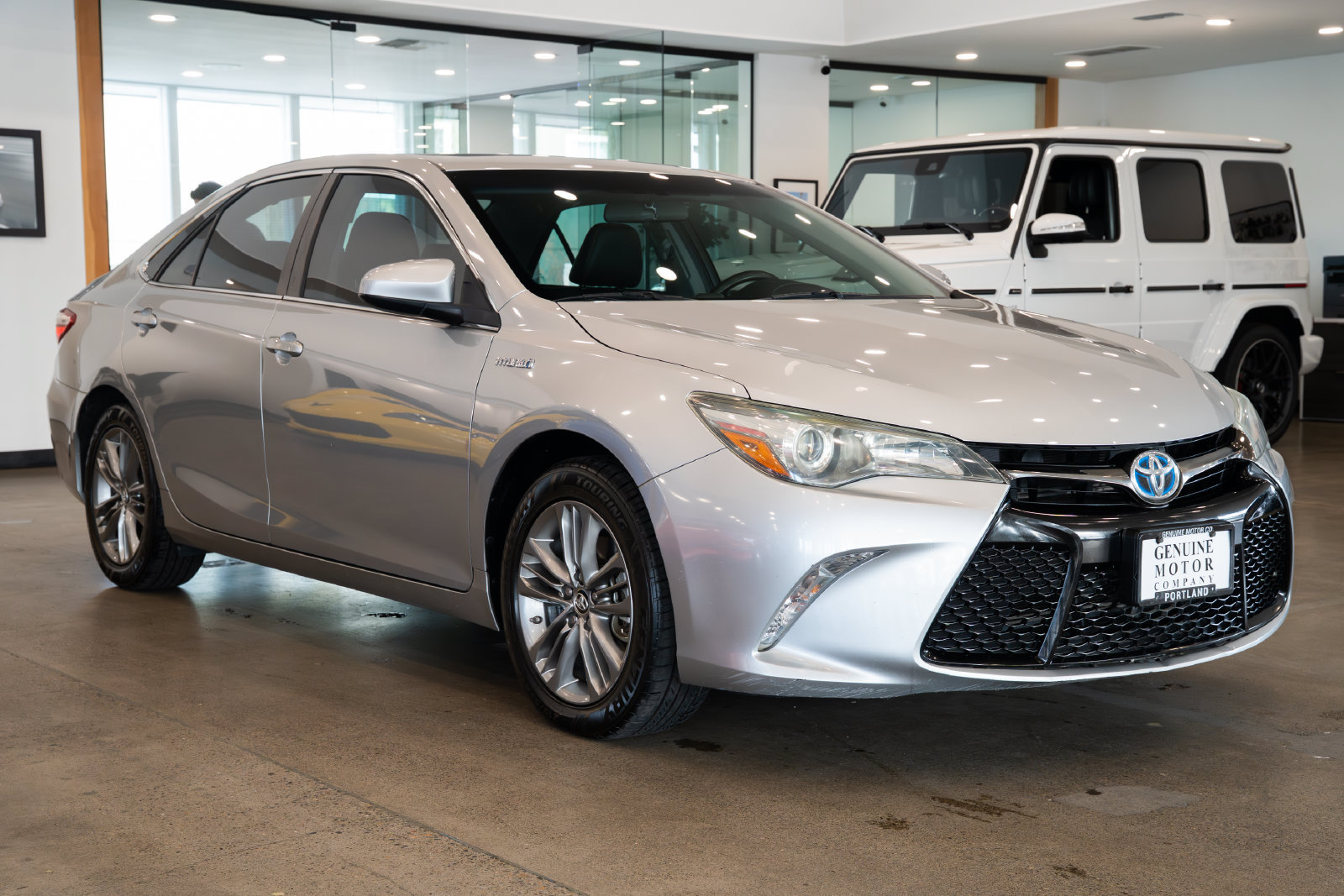 Used 2016 Toyota Camry SE w/ Moonroof Package FWD image 3
