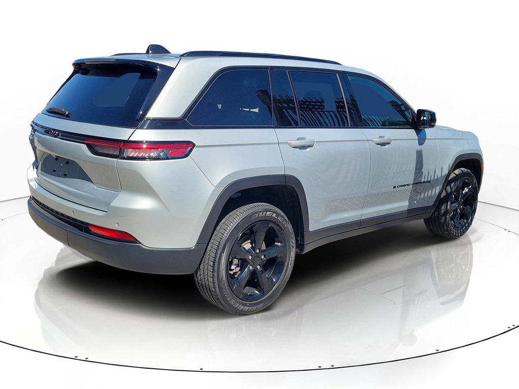 Used 2023 Jeep Grand Cherokee Altitude image 4