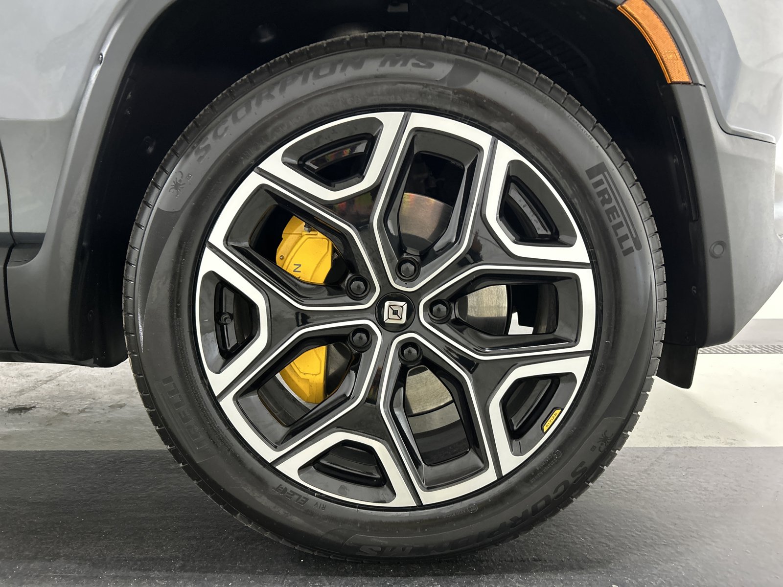Used 2024 Rivian R1S Adventure AWD/4WD image 11